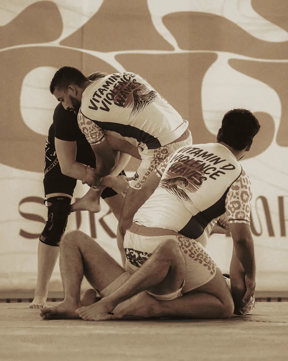 Guard-Arbeit in Camp-Rashguards vor dem Camp-Banner.