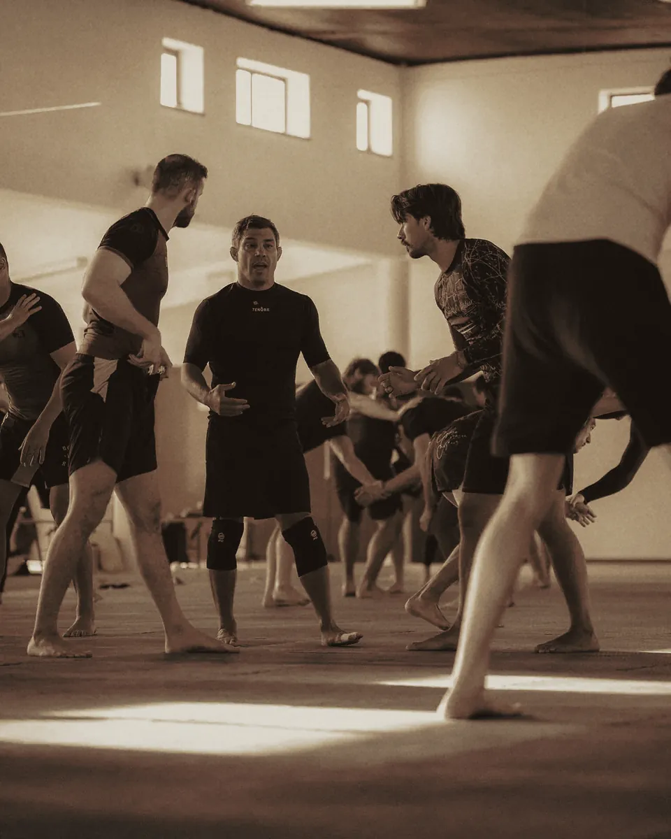 Volle Camp-Halle: Paare beim Stand-Wrestling, JFlo mittendrin.