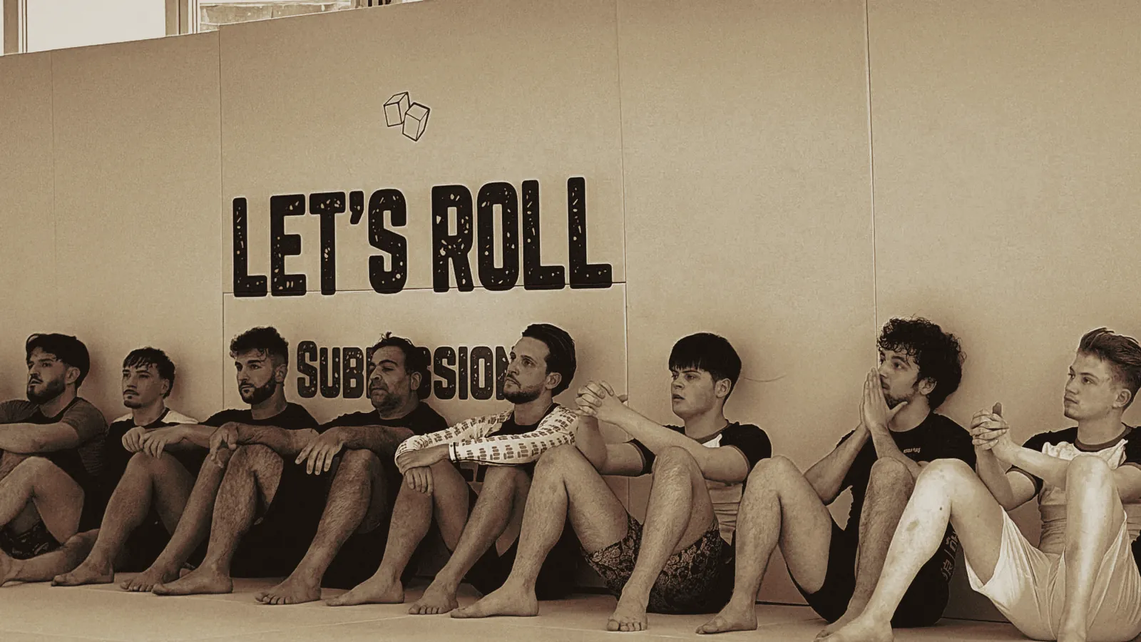 Das Team sitzt an der Let's-Roll-Wand.