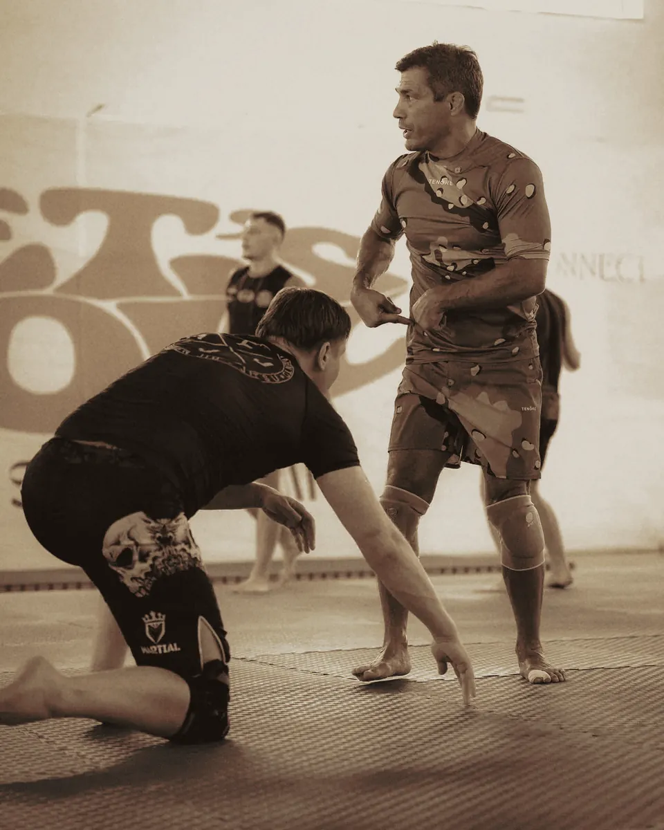 JFlo demonstriert Takedown-Abwehr vor dem Let's-Roll-Banner.