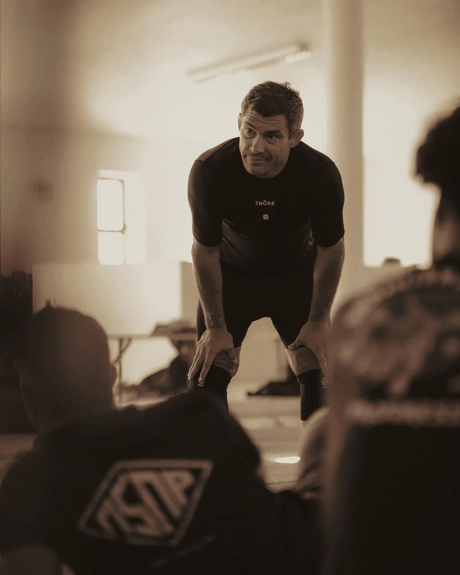 Justin „JFlo“ Flores beobachtet das Training auf der Matte beim Camp in Peniche.