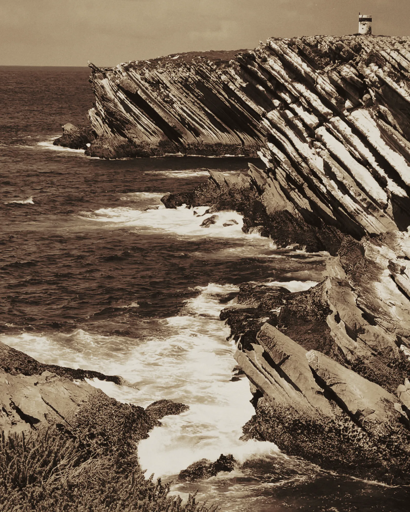 Klippen von Peniche mit Atlantik-Brandung.