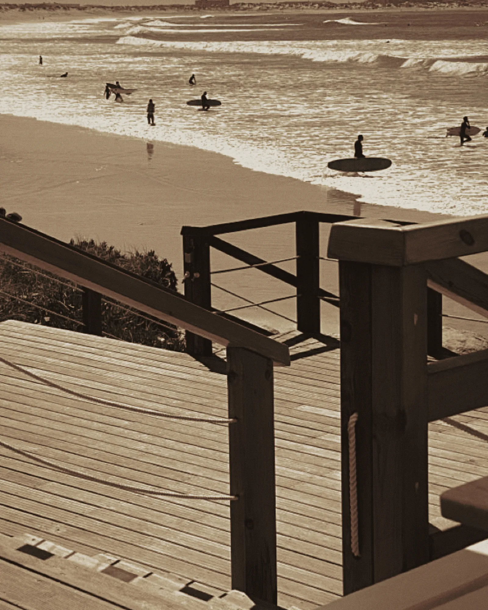 Surfstrand von Peniche mit Holztreppe.