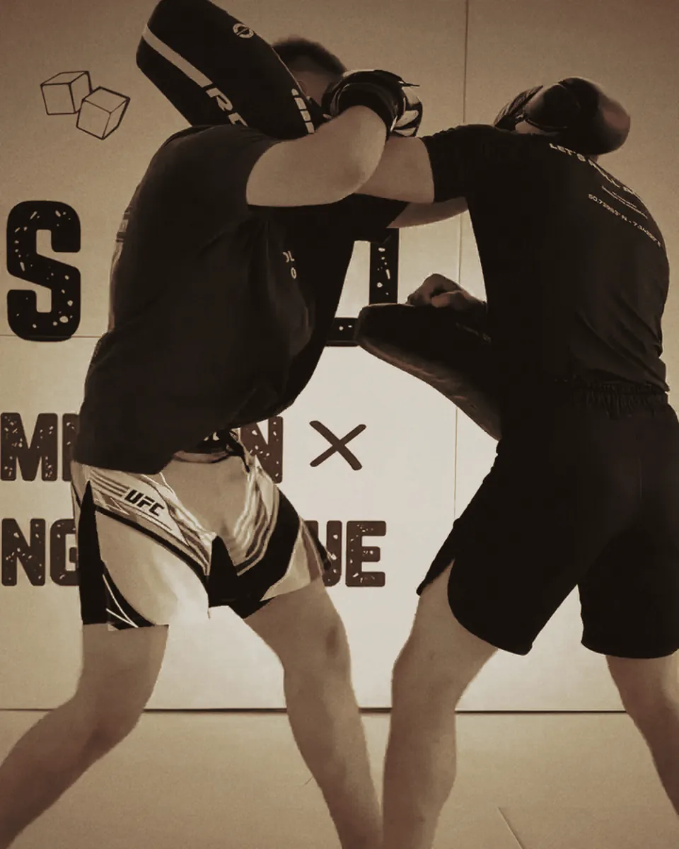 Box-Sparring mit Handschuhen.
