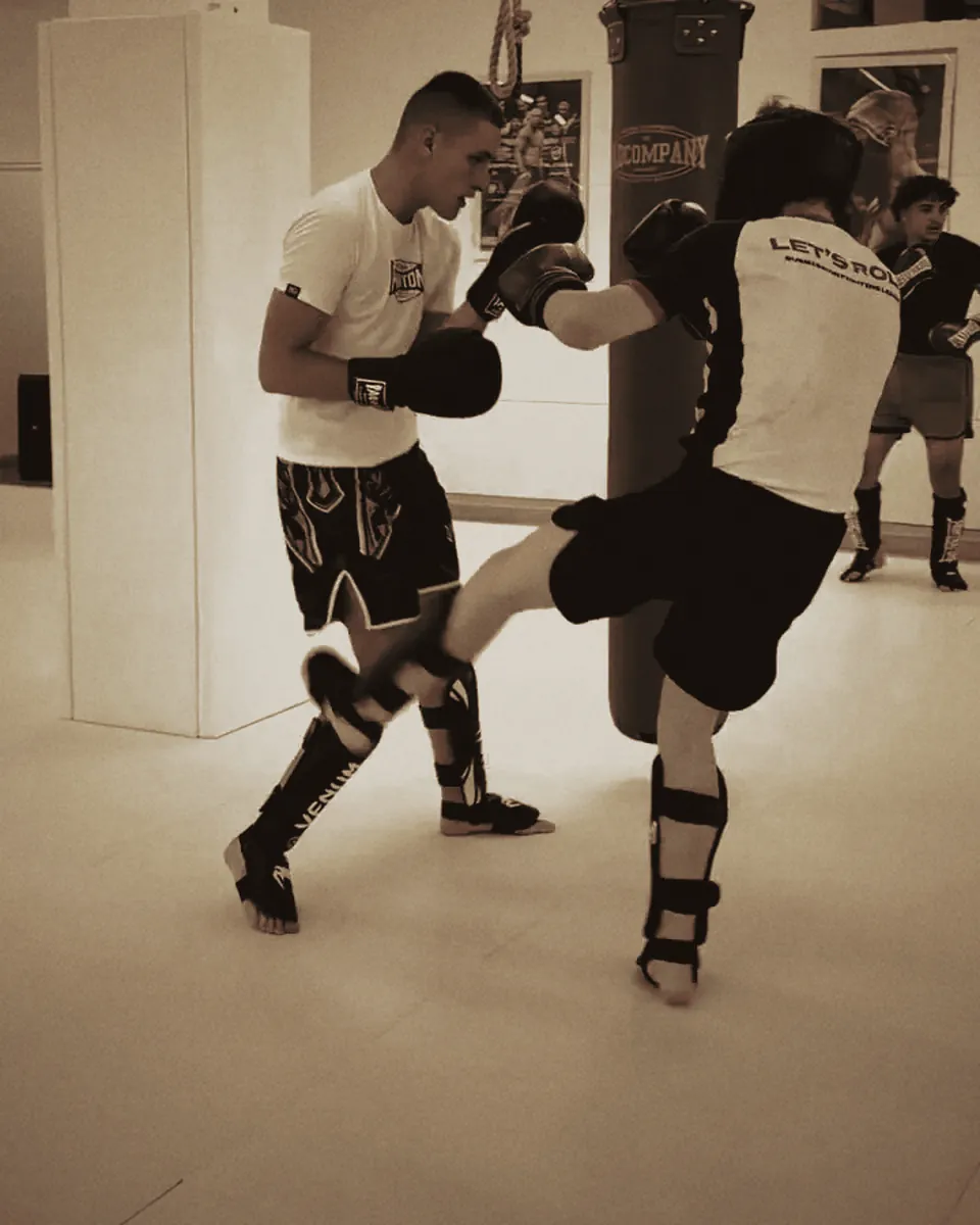 Kickbox-Sparring mit Schienbeinschonern.
