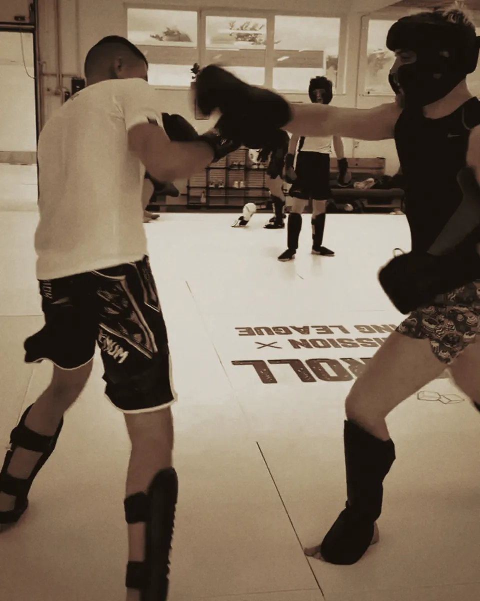 Kick-Abwehr im Sparring.