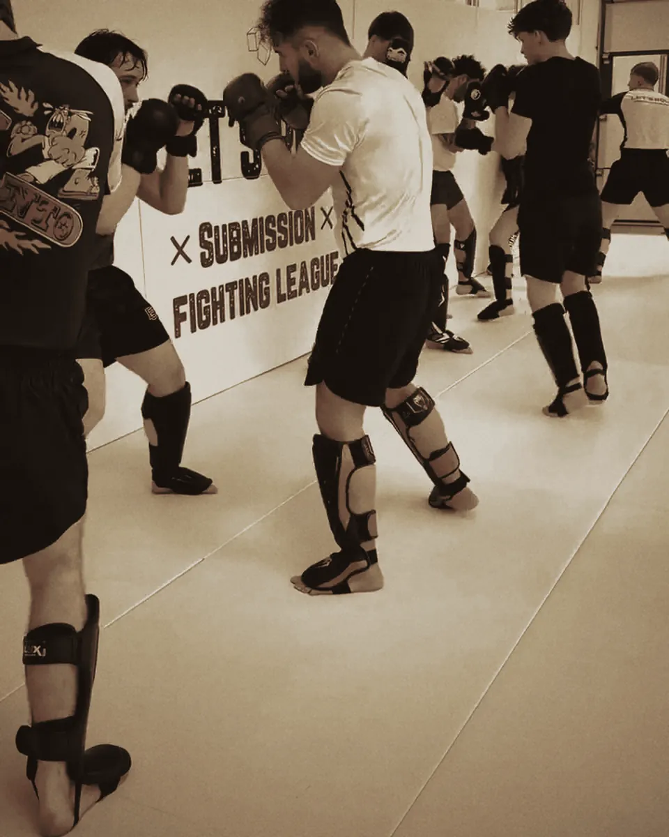 Schlagkombination im Kickbox-Sparring.