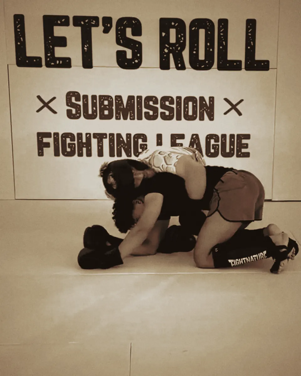 MMA-Sparring am Boden mit Handschuhen.