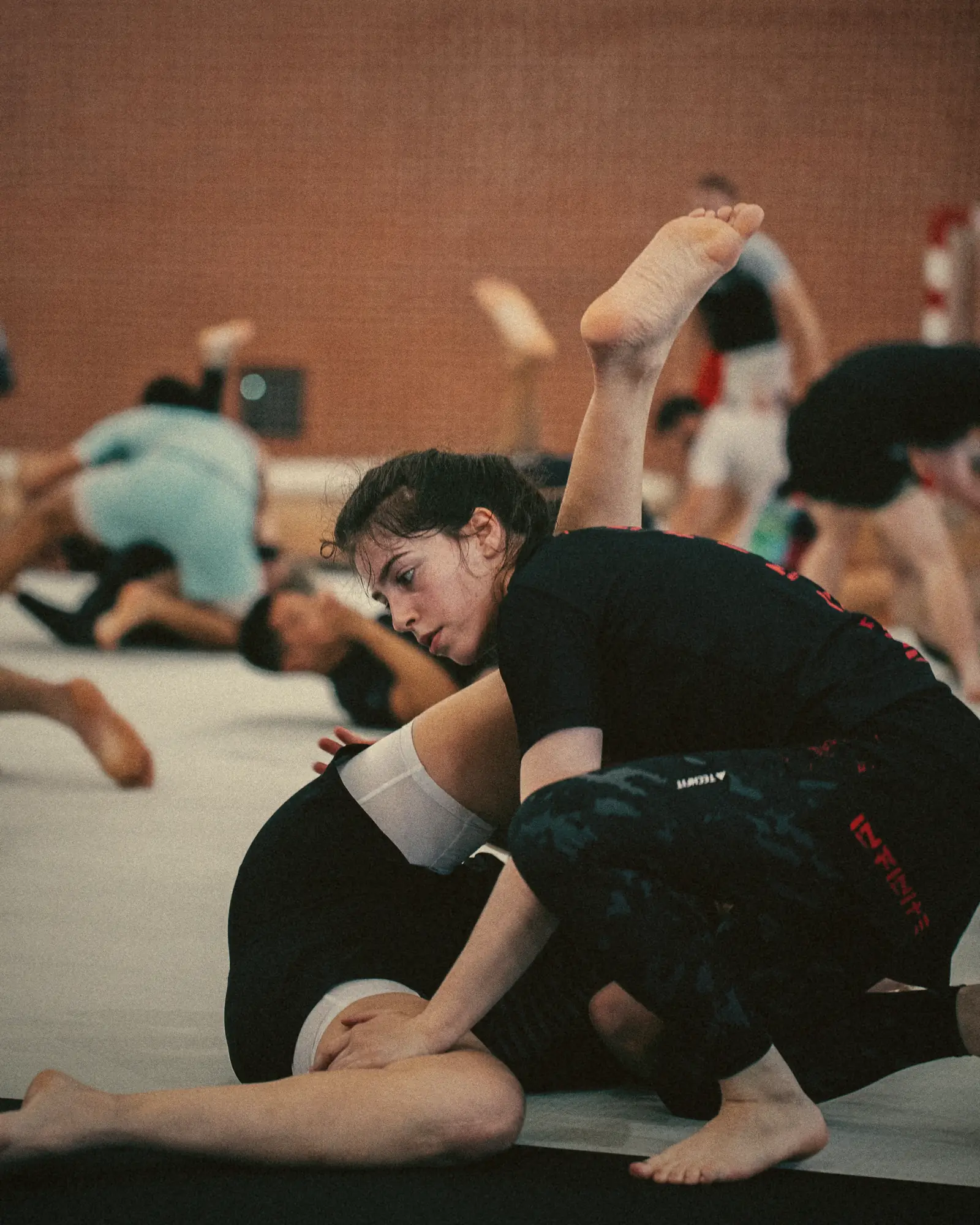 Grappling-Drill: Guard-Arbeit auf der Matte.