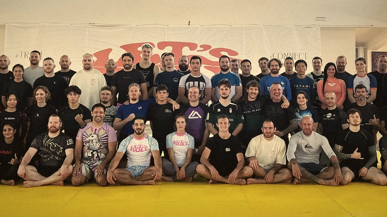 Gruppenfoto aller Camp-Teilnehmenden auf der gelben Matte.