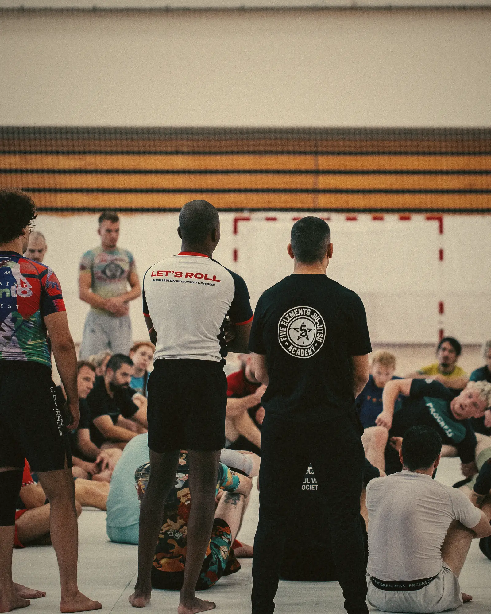 Briefing in der Camp-Halle, alle Teilnehmenden hören zu.