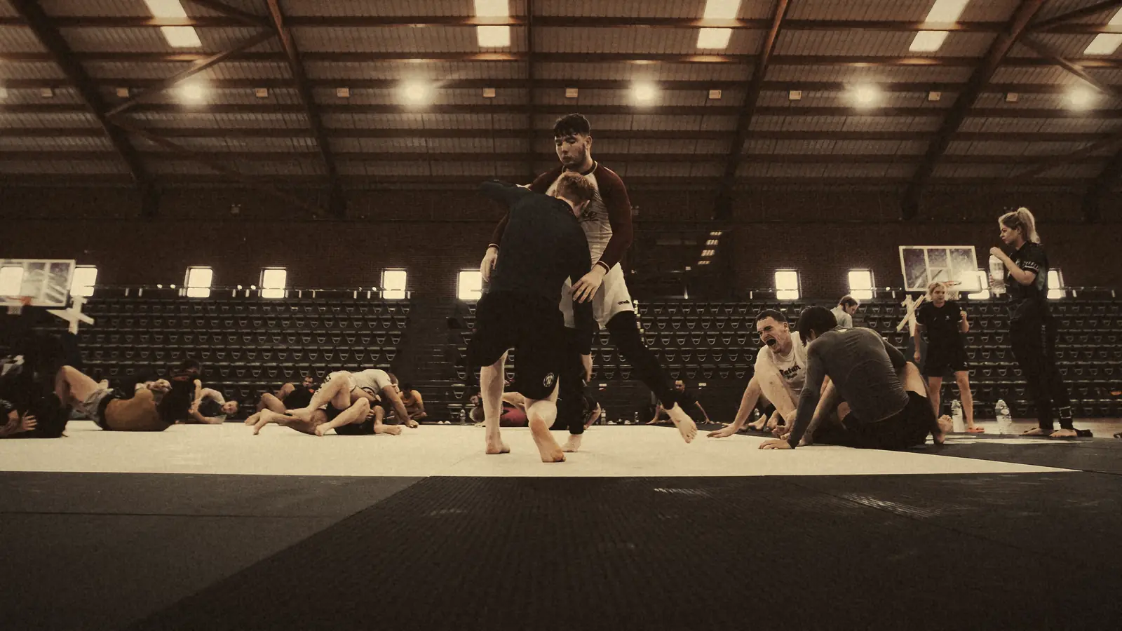 Stand-Wrestling in einer großen Halle.