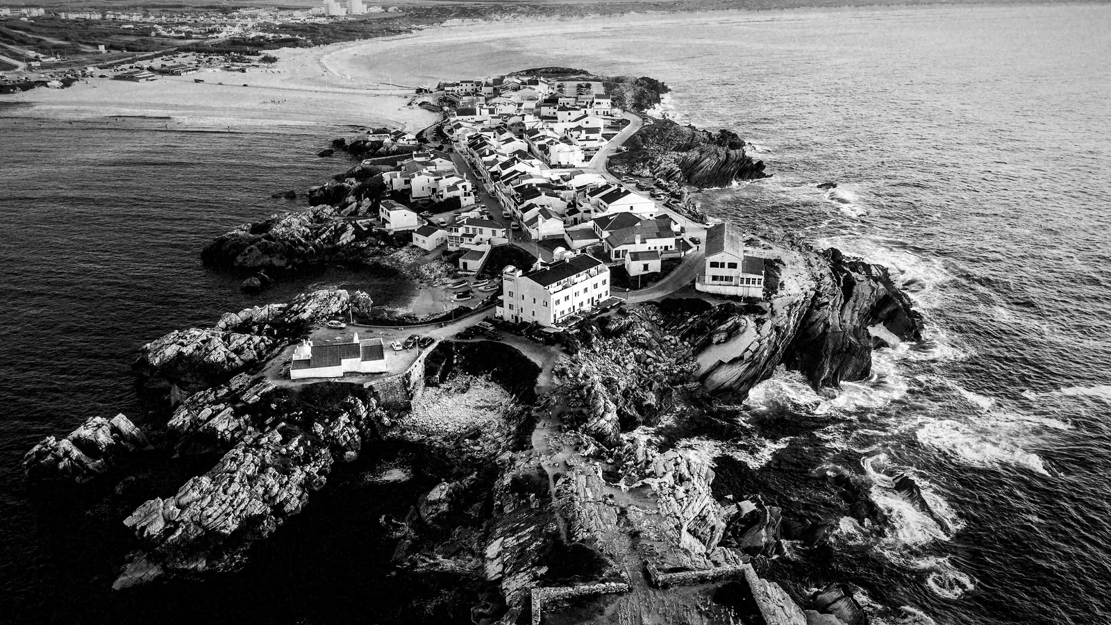 Luftbild der Halbinsel Peniche am Atlantik.